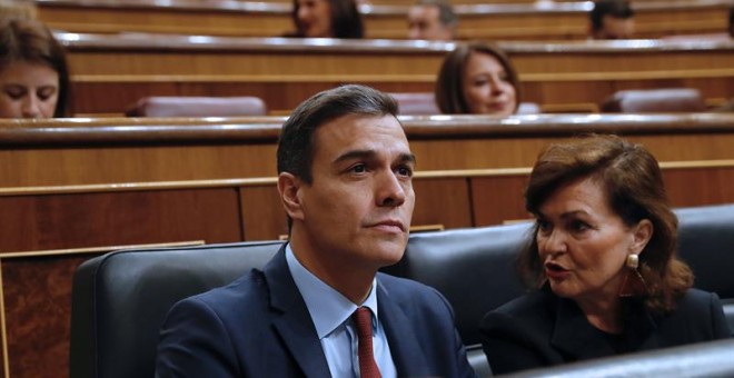 El presidente del Gobierno, Pedro Sánchez, junto a la vicepresidenta, Carmen Calvo, al inicio este miércoles del pleno del Congreso, donde realiza su última comparecencia antes de convocar elecciones.