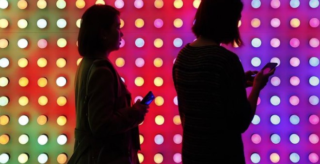 Dos visitantes visitan un juego de luces en el stand de la multinacional china Xiaomi dentro del Mobile World Congress inaugurado hoy en Barcelona y en el que se esperan mas de 100.000 visitantes profesionales en los cuatro dias de duración. EFE/ Andreu D
