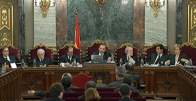 Imagen de la señal institucional del Tribunal Supremo, de una vista general de la sala, durante la declaración como testigo del expresidente del Gobierno, Mariano Rajoy, este miércoles en el juicio al 'procés'. - EFE
