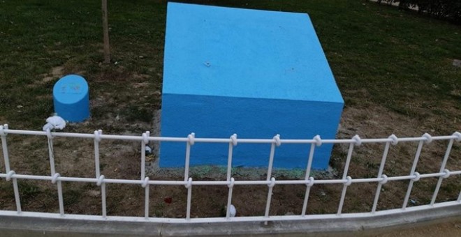 La placa ha sido arrancada del monolito donde estaba colocada en el parque Castilla-La Mancha, en Getafe. / EUROPA PRESS