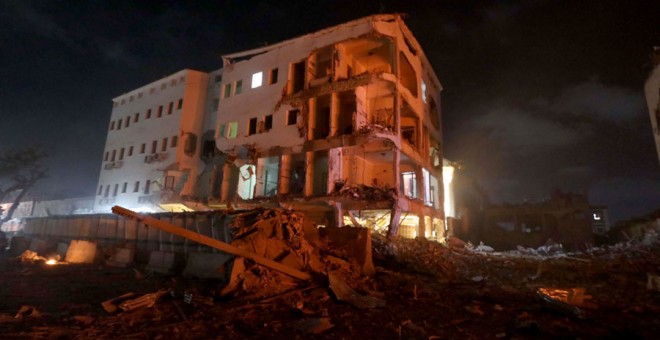 La zona donde ha ocurrido el atentado en Mogadiscio. REUTERS/Feisal Omar