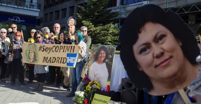 Quince organizaciones se concentran ante la Embajada de Honduras en Madrid para reclamar justicia real por el asesinato de la ambientalista hondureña Berta Cáceres, cometido hace tres años. EFE/Nico Rodriguez