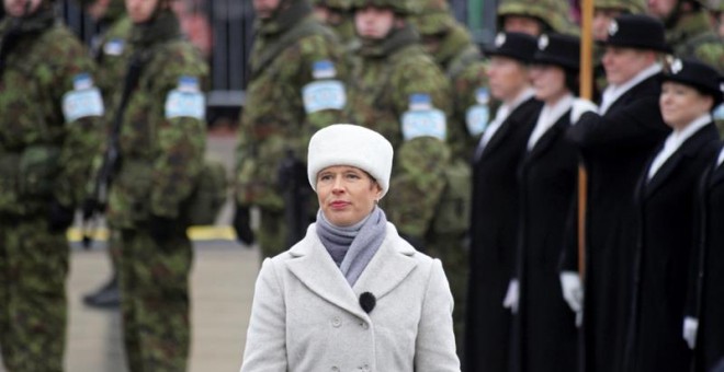 Kersti Kaljulaid, presidente de Estonia, durante el desfile del día de la Independencia. EFE/EPA/Valda Kalnina