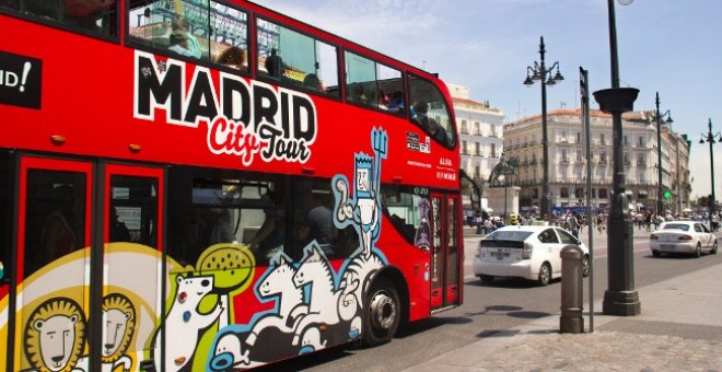Un bus de Madrid City Tour recorre el centro de Madrid.
