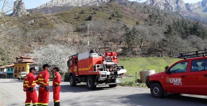 Miembros de la Unidad Militar de Emergencias (UME) tras participar en la extinción de un incendio en Llordón./EFE