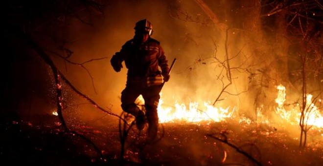 Los bomberos luchan sin descanso por apagar los numerosos incendios activos en Asturias. /EFE