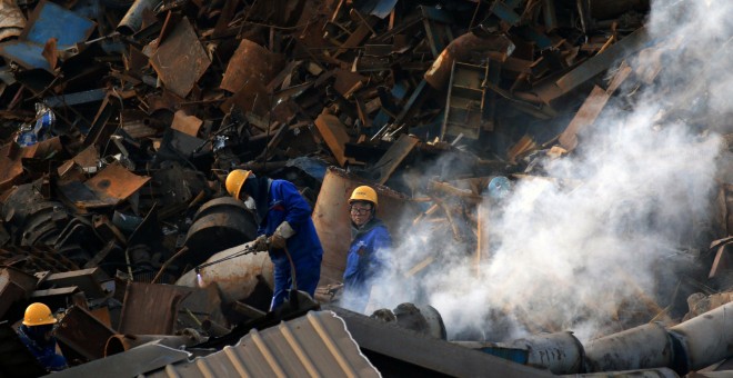 Trabajadores desmantelan chatarra en una planta de acero en Huaian, provincia de Jiangsu, China. REUTERS / Stringer