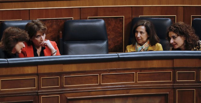 La vicepresidenta del Gobierno, Carmen Calvo (i), junto a las ministras, de Justicia, Dolores Delgado (2i); de Defensa, Margarita Robles (2d), y de Hacienda, María Jesús Montero (d), durante el último pleno del Congreso de la legislatura antes de la convo