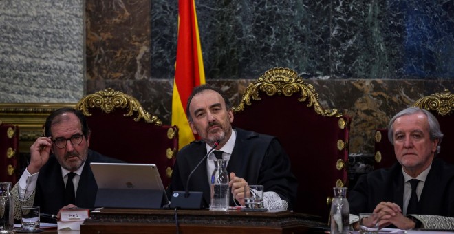 El presidente del tribunal Manuel Marchena, junto a los magistrados, Andrés Martínez Arrieta (i) y Juan Ramón Berdugo (d), durante el juicio del 'procés' | EFE