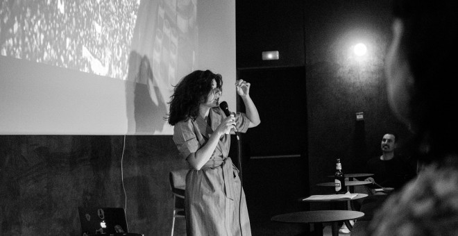 Nerea Pérez de las heras, durante la presentación de su libro 'Feminismo para torpes' en la Sala Equis de Madrid.