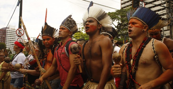. Pueblos originarios manifestándose dentro de los actos del “Janeiro Vermelho” [Enero Rojo], exigiendo el fin del derramamiento de sangre indígena. Renato-Santana/CIMI.