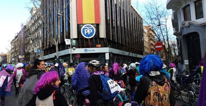 El 'bicipiquete' ante la sede nacional del PP en Madrid. (F.GRODIRA)