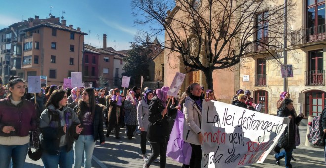 Unes 200 dones es mobilitzen pel centre de Vic pel 8-M. NÚRIA FARRÉS
