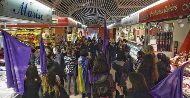 Cercavila del 8-M al Mercat de la Sagrada Família. JOEL KASHILA