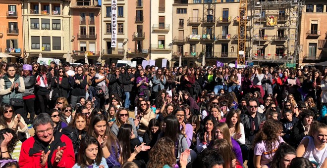 La plaça Major de Vic s'ha omplert per la vaga feminista. SARA BLÁZQUEZ