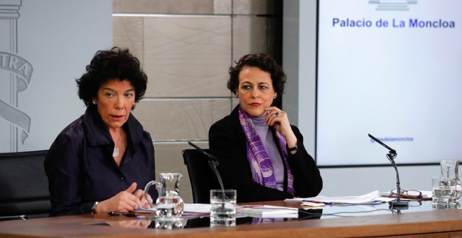 La portavoz del Gobierno, Isabel Celaá, y la ministra de Trabajo, Magdalena Valerio (d), durante una rueda de prensa celebrada tras la reunión del Consejo de ministros, en el palacio de La Moncloa en Madrid. EFE/ Zipi