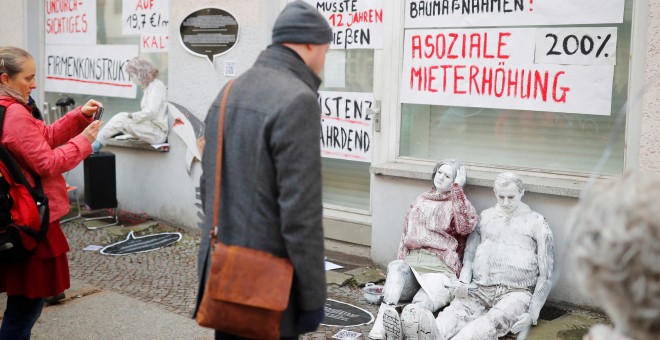 Protesta en Berlín con muñecos de tamaño natural y pancartas contra el aumento de los alquileres y la gentrificación. El letrero dice 'aumento antisocial de los alquileres del 200%'. REUTERS / Hannibal Hanschke