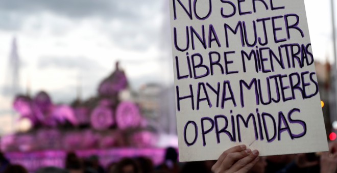 Una mujer muestra una pancarta durante la marcha feminista de Madrid, celebrada este viernes con motivo del Día de la Mujer, bajo el lema 'Somos imparables, ¡feministas siempre!'. EFE/Mariscal