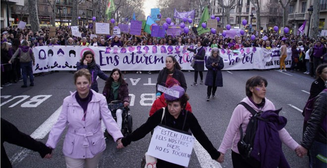 Mujeres en la manifestación de la huelga feminista del 8M en Barcelona. / JOEL KASHILA