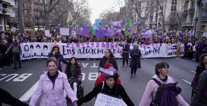 La capçalera de la manifestació de la vaga feminista de Barcelona. JOEL KASHILA