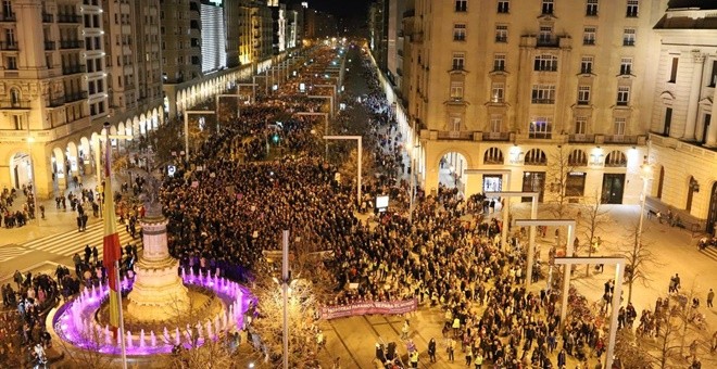Más de 200.000 personas se echaron a la calle este viernes en Zaragoza para apoyar las reivindicaciones igualitarias del 8M. E.B.