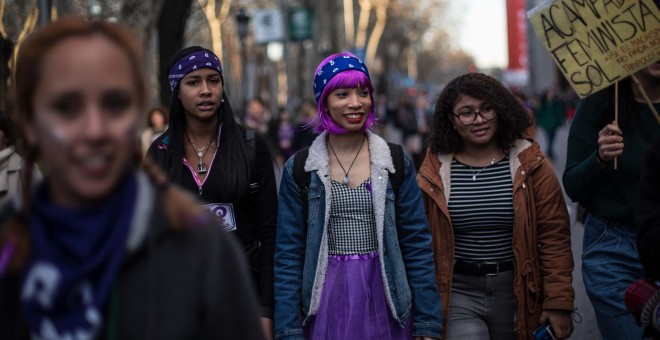 Un grupo de jóvenes avanza hacia la manifestación con motivo del día de la mujer durante la huelga feminista en Madrid.- JAIRO VARGAS