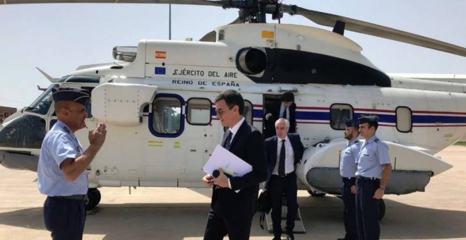 El presidente del Gobierno, Pedro Sánchez, tras bajar del Super Puma del Ejército del Aire.- MONCLOA