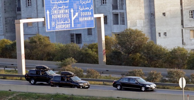El convoy oficial del presidente argelino, Abdelaziz Buteflika, tras regresar del hospital suizo donde ha estado ingresado 15 días.- REUTERS/Ramzi Boudina