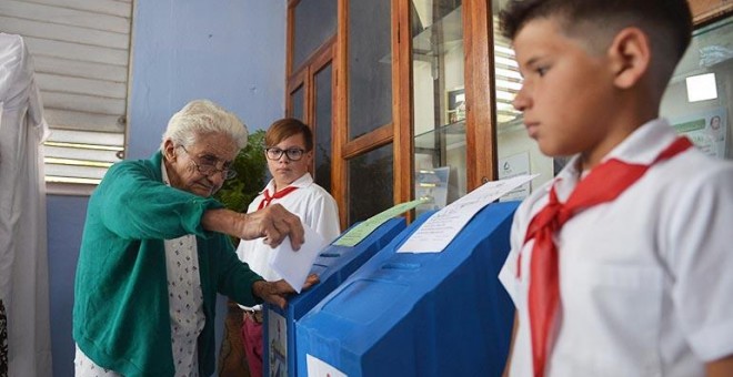 Una anciana vota en las elecciones parlamentarias de Cuba, en La Habana.- AFP/ARCHIVO