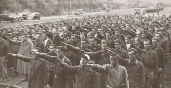 Prisioneros haciendo el saludo fascista en el campo de Concentración de Irún en Guipúzcoa (BIBLIOTECA NACIONAL DE ESPAÑA)