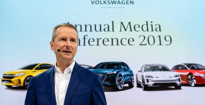 El presidente del grupo Volkswagen, Herbert Diess, posa para los fotógrafos durante la rueda de prensa anual de la compañía este martes en Wolfsburgo (Alemania). EFE/ Jens Schlueter