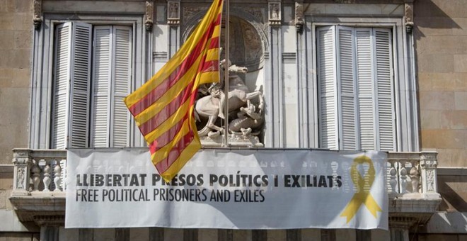 L'estelada i la pancarta amb el llaç groc al balcó del Palau de la Generalitat. EFE / Marta Pérez.