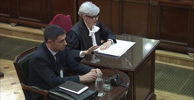 Captura de la señal del Tribunal Supremo con la declaración de Josep Lluís Trapero, jefe de los Mossos d'Esquadra durante el 1-O, y su abogada, Olga Tubau (d). /EFE