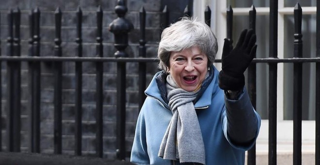 La primera ministra británica, Theresa May, saluda mientras abandona Downing Street. - EFE