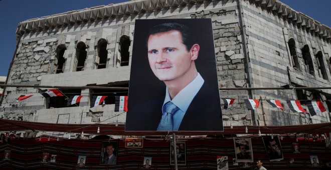 Un cartel con la imagen del presidente sirio Bashar al-Assad en Douma, en las afueras de Damasco (Siria). REUTERS / Marko Djurica