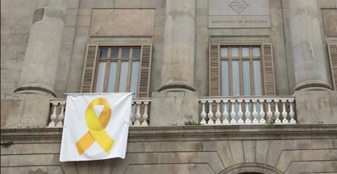 Façana de l'Ajuntament de Barcelona abans de la retirada del llaç groc. EFE