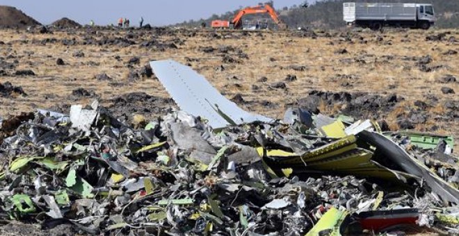 Restos del avión Boeing 737 MAX 8 estrellado en Etiopía. / EFE