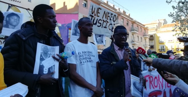 Concentración convocada por el Sindicato de Manteros esta tarde en la plaza de Nelson Mandela, en Madrid, en recuerdo a Mame Mbaye, cuando se cumple un año de la muerte. / PAULA PEÑACOBA