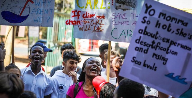 Estudiantes de centros internacionales en Kenia participan en una manifestación para exigir una mayor intervención en la lucha contra el cambio climático, este viernes en Nairobi (Kenia). Las exigencias de avanzar en la lucha contra el cambio climático re