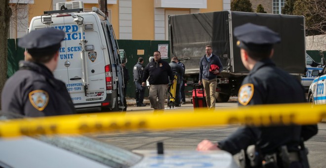 La Policía de Nueva York, en el lugar del asesinato de Frank Cali. REUTERS/Brendan McDermid