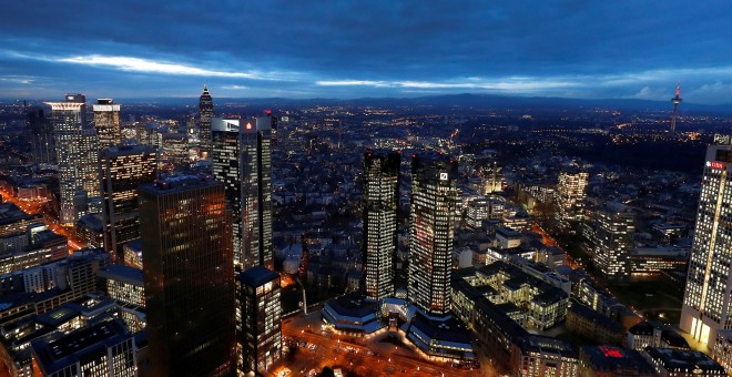 Vista aérea de la sede del Deutsche Bank en el distrito financiero de Fráncfort.. REUTERS/Kai Pfaffenbach