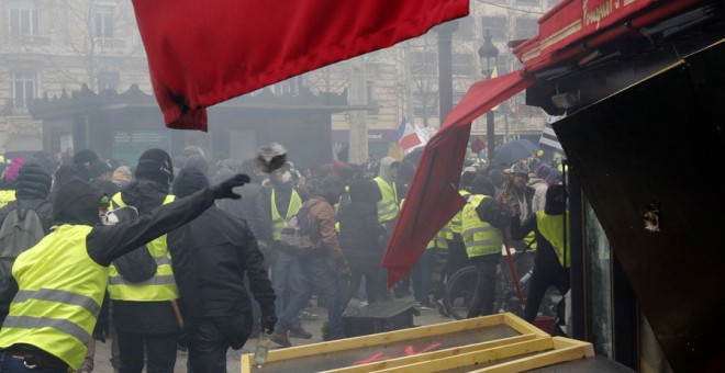 Las protestas de los chalecos amarillos en el restaurante Fouquet's de París este sábado. REUTERS/Philippe Wojazer
