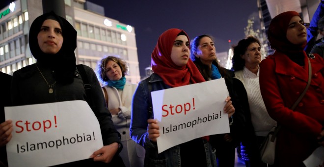 Mujeres con carteles que piden parar la islamofobia en un acto que recuerda a las víctimas de la matanza de Nueva Zelanda. /  REUTERS - CORINNA KERN