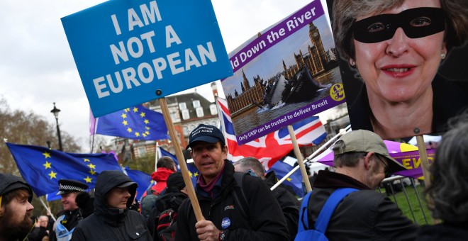 Manifestantes a favor del brexit, en una concentración delante del Parlamento británico. REUTERS/Dylan Martinez
