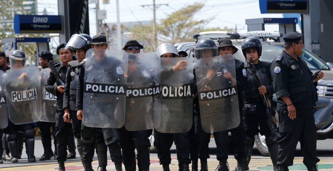 Grupos de policías nicaragüenses en una protesta contra el presidente Daniel Ortega, en Managua. REUTERS/Oswaldo Rivas