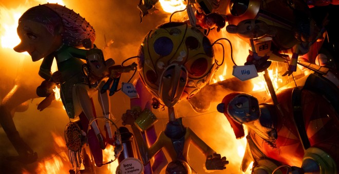 Los ninots se queman en la última noche del Festival de las Fallas en Valencia, España, el 19 de marzo de 2019 | AFP/ José Jordan