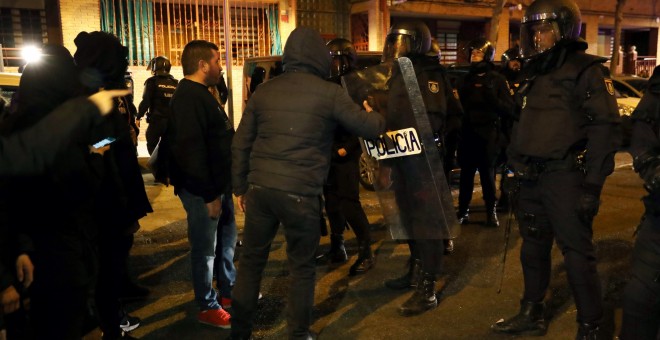 20/03/2019.- Varios cientos de vecinos de El Pozo del Tío Raimundo, en el distrito madrileño de Puente de Vallecas, donde murió apuñalado un hombre, han vuelto a concentrarse. / EFE - KIKO HUESCA