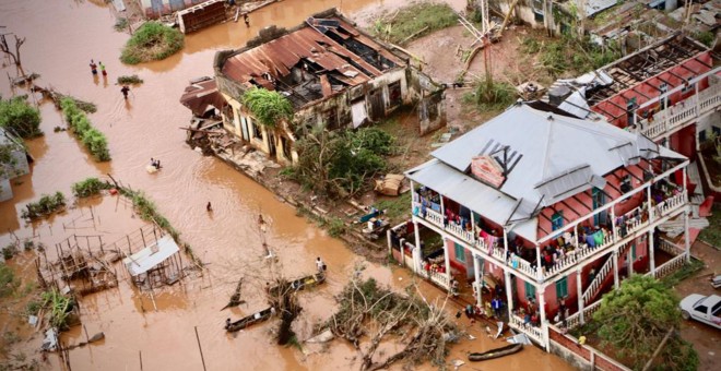 La gente camina en la calle inundada de Buzi, en el centro de Mozambique, el 20 de marzo de 2019 después del paso del ciclón Idai | AFP/ Adrien Barbier