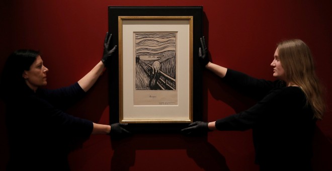 Miembros del personal cuelgan una litografía de ‘The Scream’ de Edvard Munch en el Museo Británico | REUTERS/ Peter Nicholls