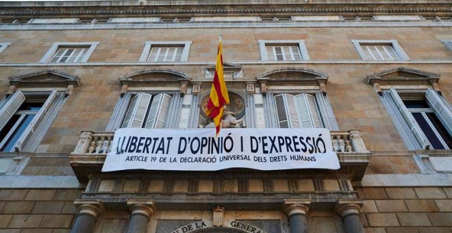 La nueva pancarta en el balcón del Palau de la Generalitat, con el lema 'Libertad de opinión y expresión. Artículo 19 de la Declaración Universal de Derechos Humanos'. (ALEJANDRO GARCÍA | EFE)